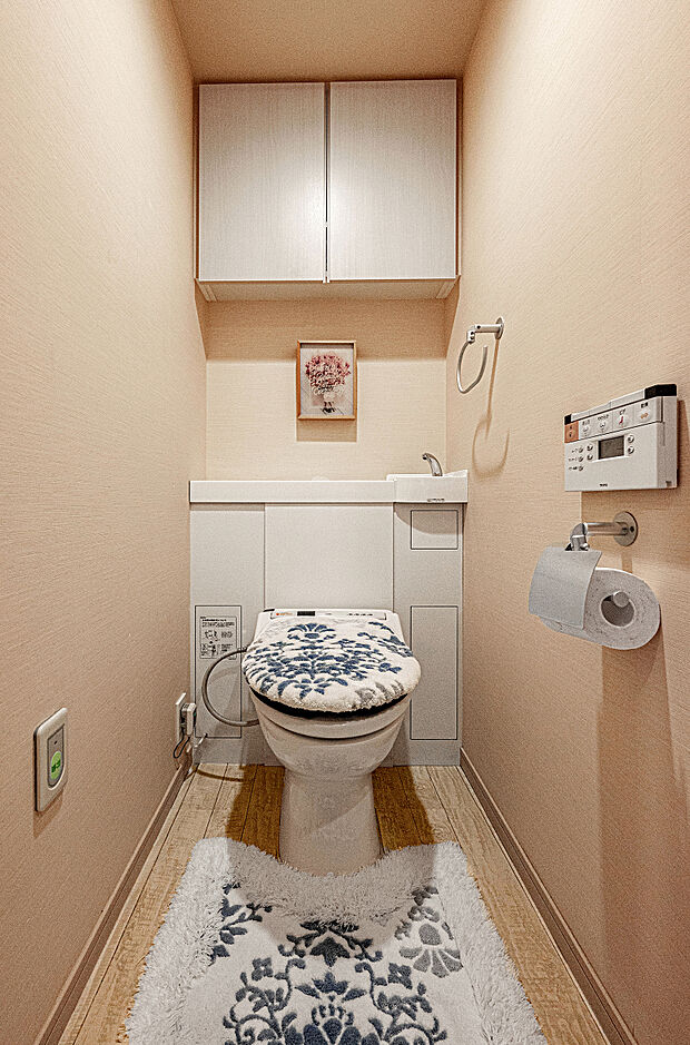 快適な温水洗浄便座付きのトイレももちろん完備。ピンクカラーのクロスが癒しの空間を演出します。