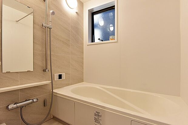 1616サイズのゆとりある浴室。雨の日も安心の浴室換気乾燥機完備。