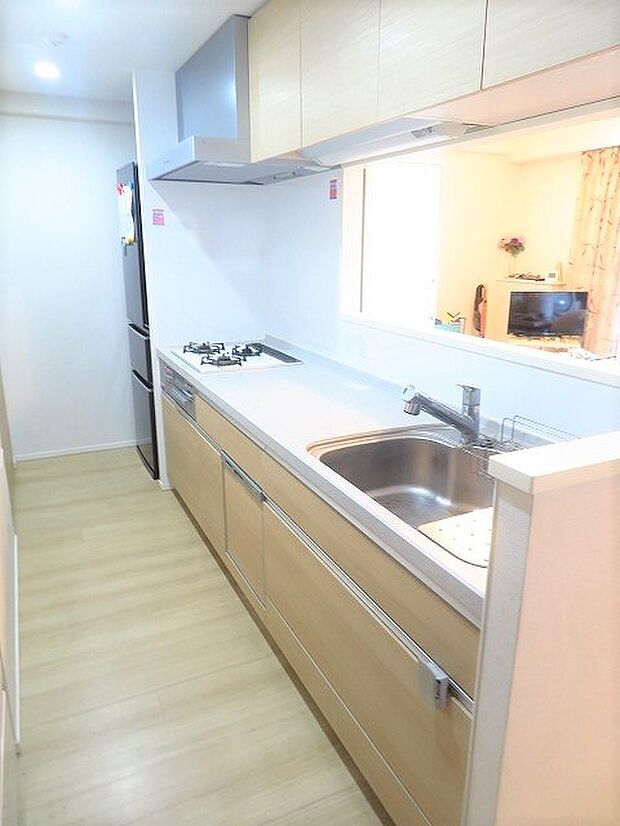 人造大理石のキッチンカウンター♪調理スペースが広く料理がしやすいキッチンとなっております。食洗器、浄水器も完備しております♪