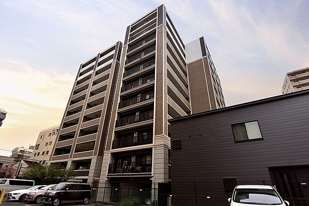 2011年1月築、総戸数77戸のマンションです。地上11階建ての9階住戸。