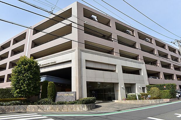 京浜急行京急本線・横浜市営地下鉄ブルーライン「上大岡線」駅まで徒歩約15分の高台に立地。