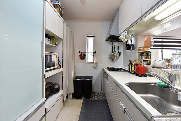 リビングを見渡せるキッチン。キッチン横に窓があり料理中の熱や匂いの換気ができます。
