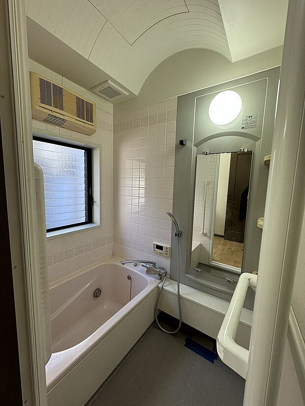 明るく換気対策にもなる窓付きのバスルームです。壁は耐久性の高いタイルを使用しています。