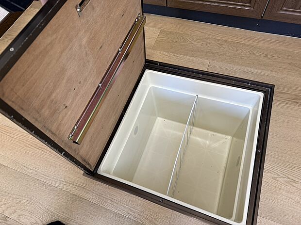 キッチン部分の床には、食品や日用品の備蓄にも便利な床下収納がございます。