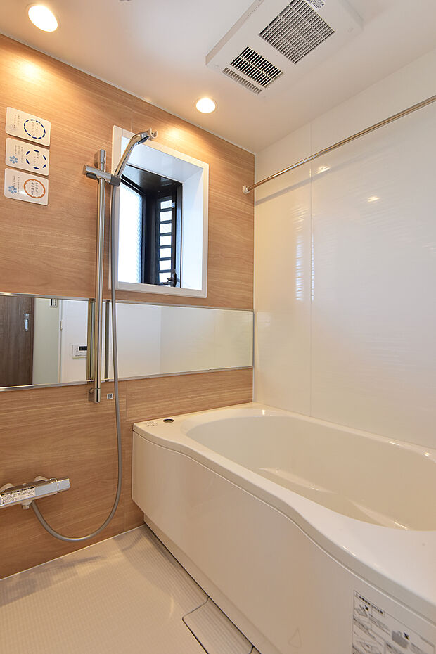 一日の疲れを癒す浴室。窓があるため、こもった湿気や熱の換気がしやすくカビ防止にも。