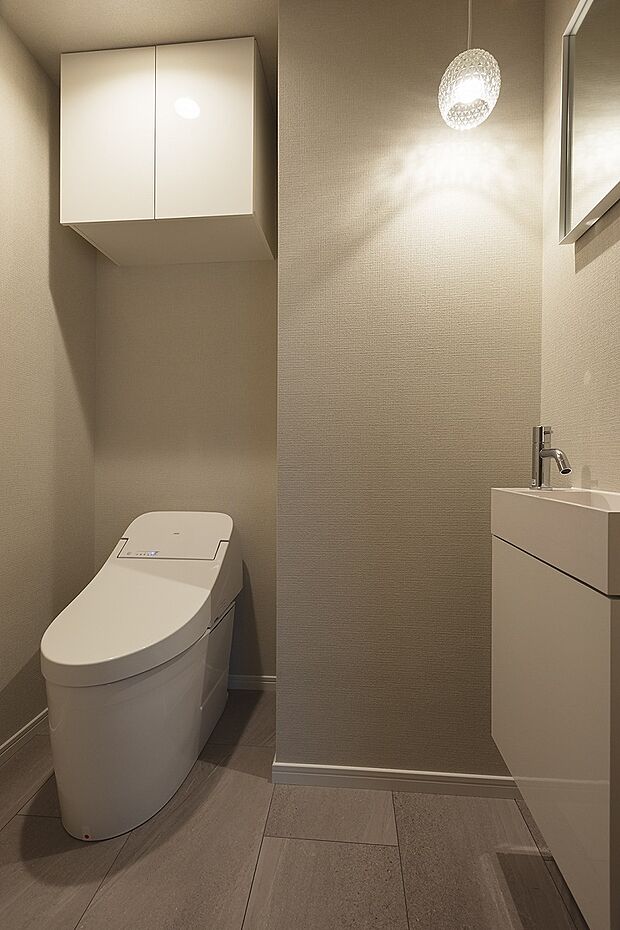 デザイン性・機能性の高いタンクレストイレを採用。手洗い器があり室内の清潔感を保てます。