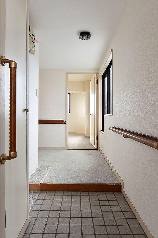 玄関は、リビングなどの居室内が直接見えないサイドイン設計です。