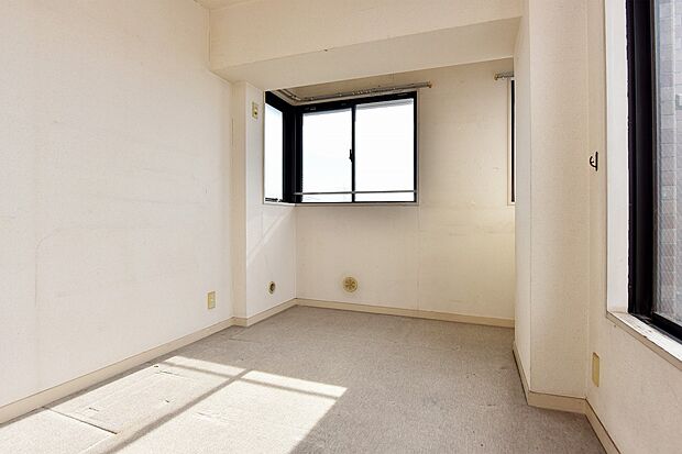 バルコニーに面した洋室は、自然光を取り込みやすい2面採光のお部屋になります。