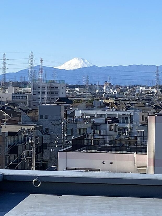 お天気の良い日には、富士山も望める、外の景色も楽しめるお住まいです。（天候による）