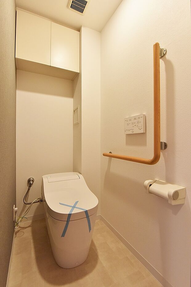 トイレの室内全体をすっきり見せてくれる効果があるタンクレストイレ。吊戸棚があり収納場所にも困りません。
