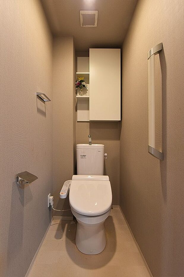 清潔感溢れる温水洗浄便座付きのトイレです。上部に棚がありトイレ用品がスッキリ片付きます。