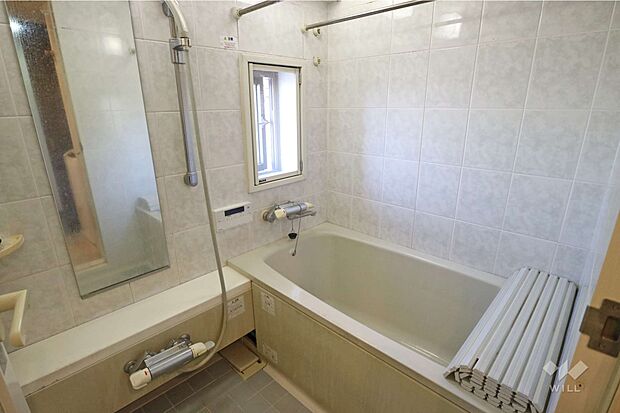 浴室は日々のお手入れがしやすい窓付き。浴室換気乾燥機、追炊き機能がございます。