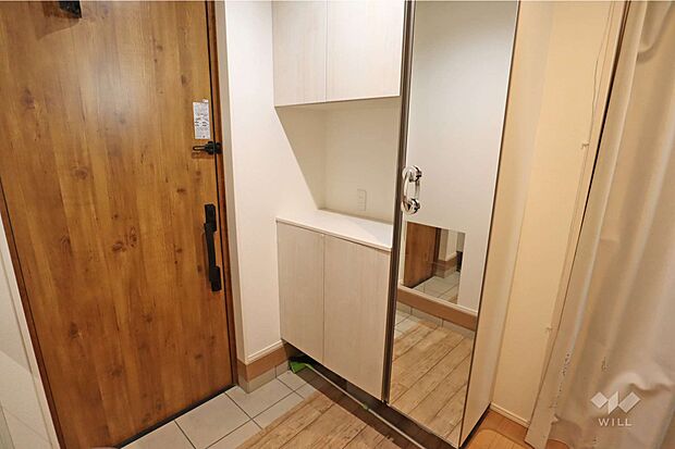 広々とした玄関は収納スペースや鏡も備えられており便利です。