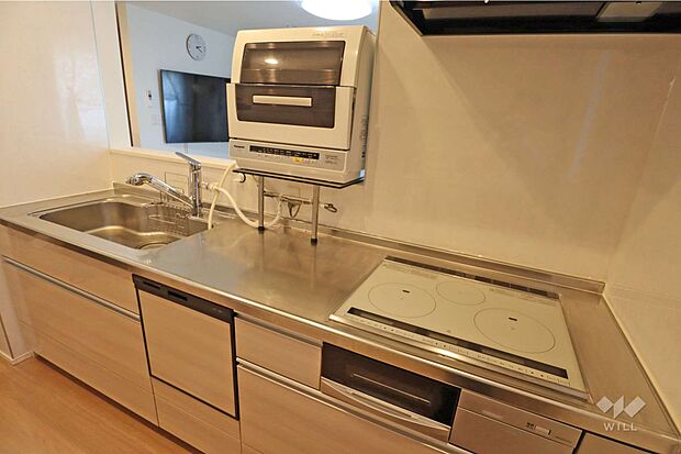 食洗器・ＩＨクッキングヒーター採用のキッチン。対面式になっており、リビングの様子を眺めることができます。