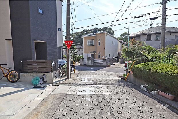 物件の前面道路だけ短いですが僅かに坂となっておりますが、本山駅までほぼ平坦！周辺は閑静な住宅街となっております。