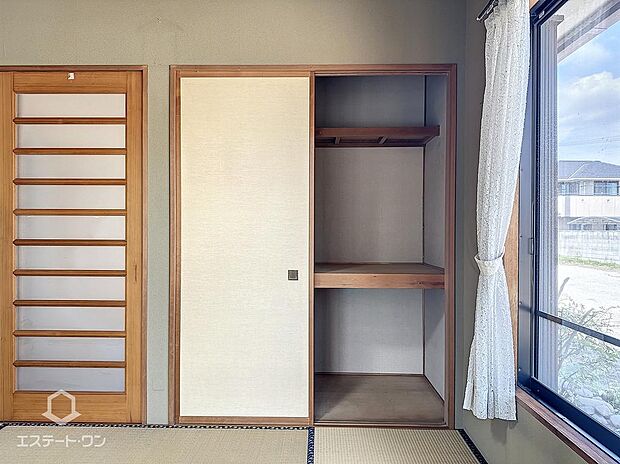 和室8帖押入　収納スペース充実　お部屋を広く使えます。お布団がしまえるスペースもあります　