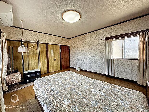 洋室10帖　ゆとりの広さのプライベートルームには、収納充実のクローゼットもあります。
