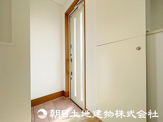 広い玄関はお家に高級感と開放感を演出します。お家の顔となる清潔感ある玄関です