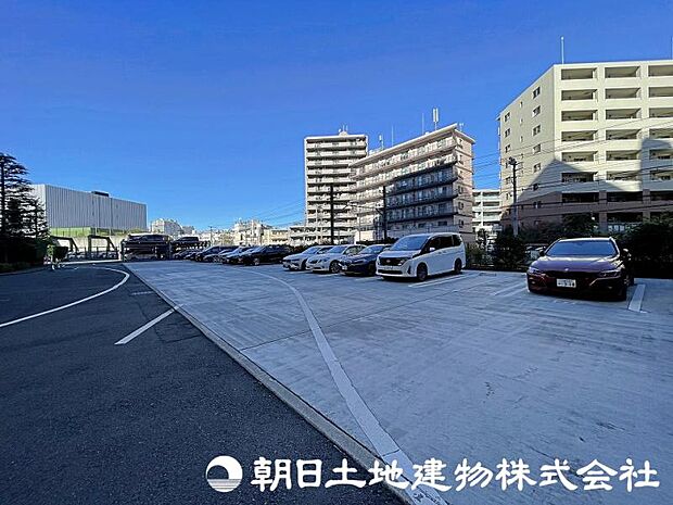 ゆとりある駐車場スペースは、平置き式で運転の苦手な方でも駐車がラクラクです！