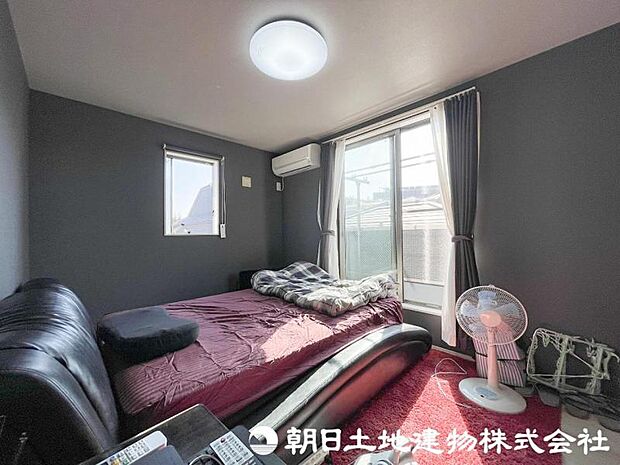 窓から差し込む暖かな陽光のある6.5帖の洋室！大き目のベッド配置可能で主寝室におすすめ！