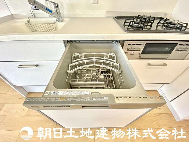 ビルトイン食洗機は、作業台が広く使え、節水や節電機能も充実しています。