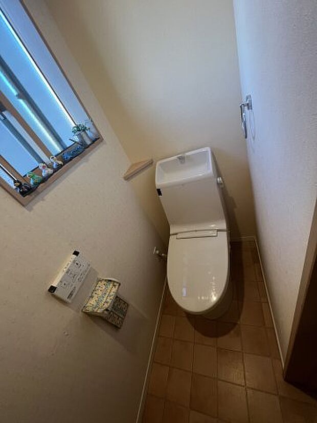 ☆2階トイレ☆手洗い器付きタンクありトイレです。1階のトイレは2023年にリフォーム交換済み！