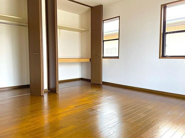 2階洋室(8帖)充分な収納ができるお家となっております。
