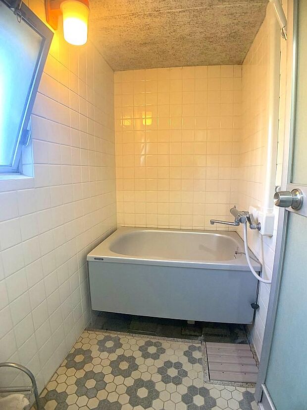 「浴室」■浴室は窓付きです。換気ができると湿気がこもらないので安心です。