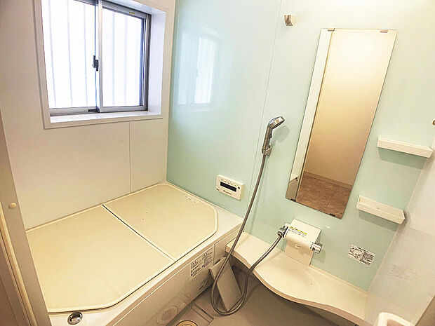 「浴室」■水色が印象的なユニットバスです♪追炊き機能付きなので、1日の疲れにぴったりですね！