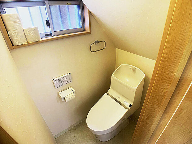 「トイレ」■温水洗浄便座で快適にお使いいただけます。また一体型トイレなので、凹凸がなく埃などが溜まりにくいためお手入れが簡単です！