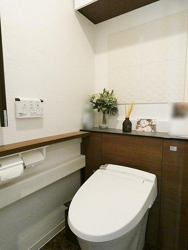 「トイレ」■温水洗浄便座で快適にお使いいただけます。壁面にはエコカラットが施工されています♪