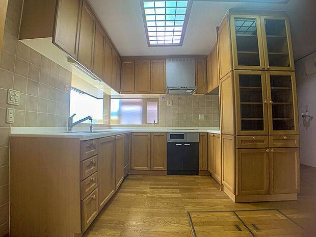 「キッチン」■収納スペースが多いキッチンなのでお料理の際に物が溢れかえる心配がないですね♪