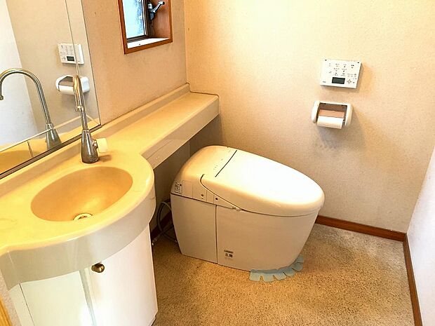 「トイレ」■１階トイレの様子です。手洗い場が設置されているので、すぐに手を洗えて衛生的です♪