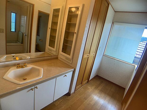 「二階洗面所」■二階には洗面スペースが二ヶ所あり忙しい朝でも安心です！