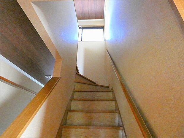 「階段」■手すり付きの階段で登り下りが安心☆