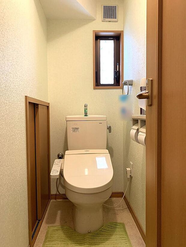 「トイレ」■収納スペース付きでトイレットペーパーなどストックしておけます。