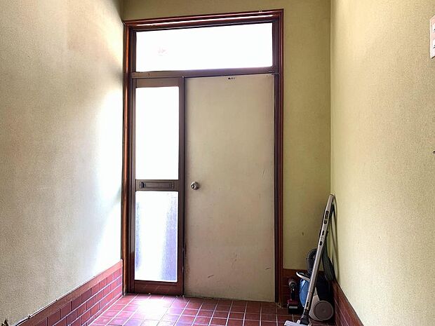 「玄関」■玄関の様子です。玄関前は人通りが少なくプライべートが守られています！