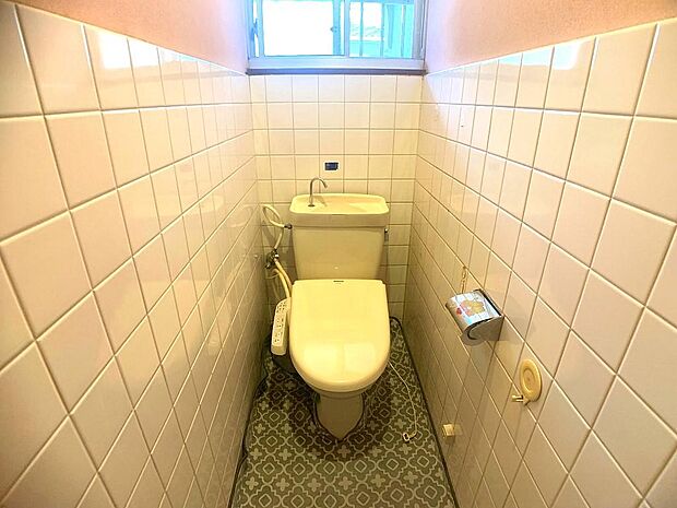 「トイレ」■温水洗浄便座で快適にお使いいただけます。
