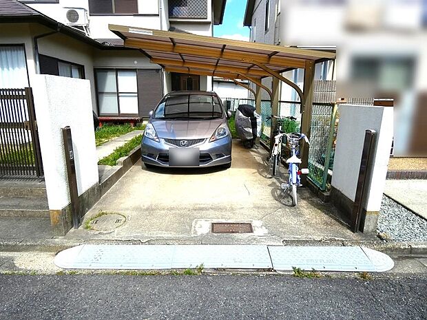 「駐車場」■カーポート付きの駐車場は駐車1台可◎自転車屋バイクを置いても余裕のある広さです。