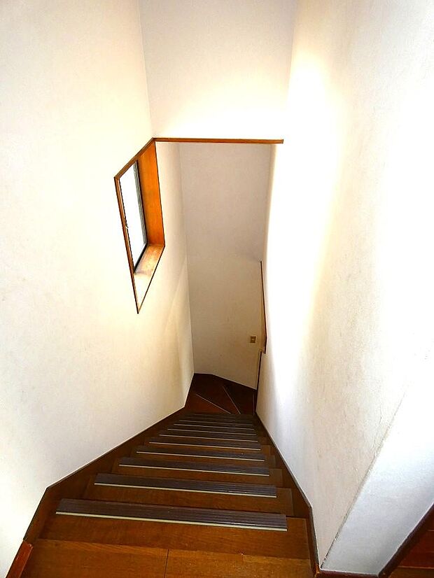 「階段」■明り窓付きで足元を優しく照らしてくれます。