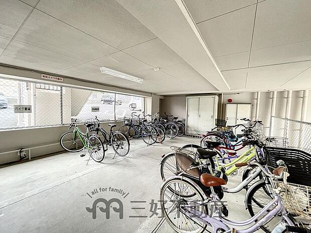 屋根のある駐輪場なので大切な自転車も濡れることなくすぐに使用することができます。