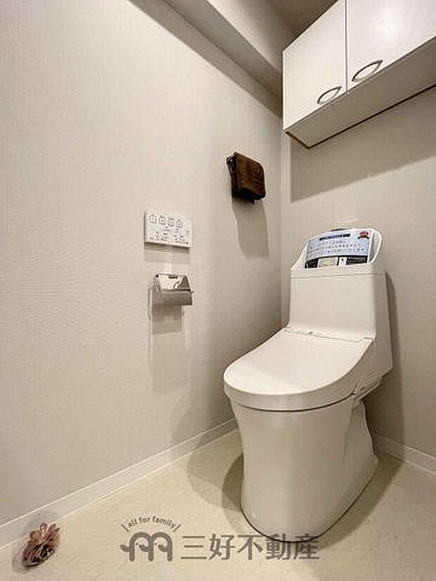 トイレ温水洗浄暖房便座。上部に収納があるのでトイレットペーパー等のストックに便利。