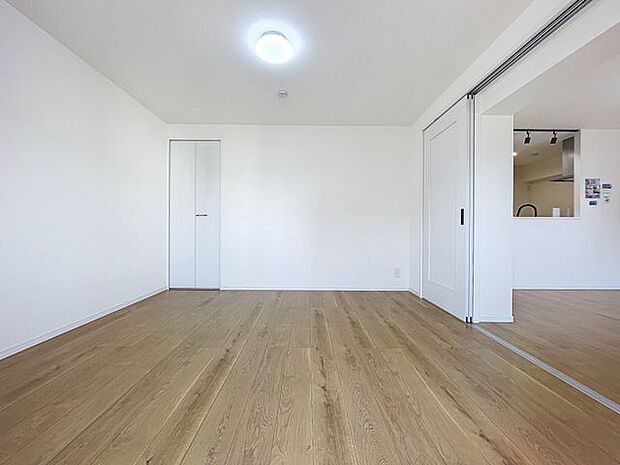 リビング横の洋室は引き戸になっているので扉を開けて使用することで広々としたリビング空間を演出することができます。