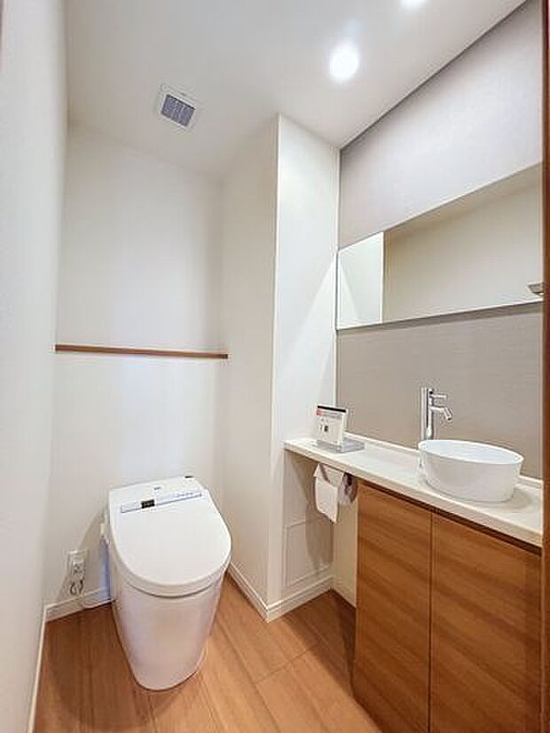 スッキリとしたデザイン性のあるトイレ空間♪