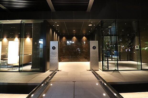 【エントランス入口】まるでリゾートホテルのような、モダンなデザインのエントランスです。