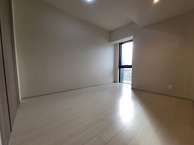 【洋室（7.5帖）】天井高2、550mmで開放感のあるお部屋となっております◎