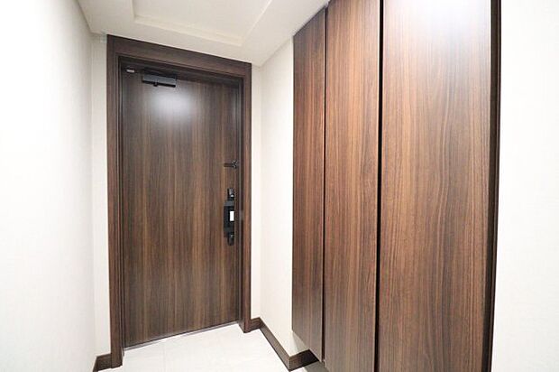 【玄関】WOOD調デザインで温かみのある玄関になっています☆