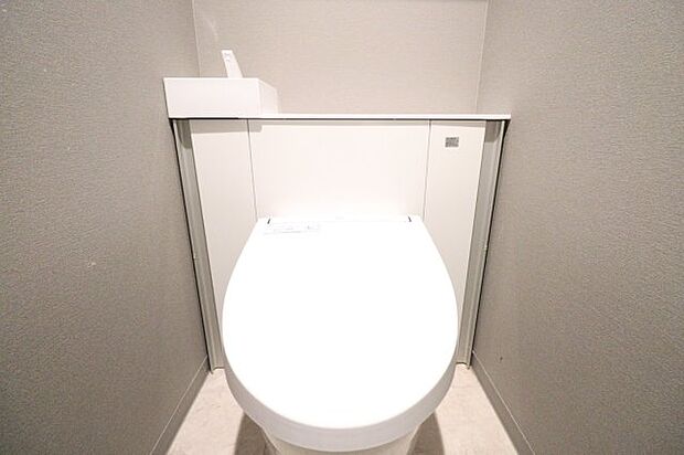 【トイレ】トイレ内手洗い併設！白を基調とし、清潔感のあるトイレです。