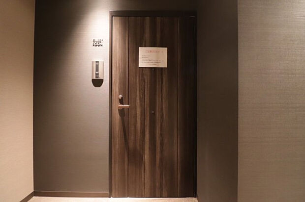 【ゲストルーム入口】大切なゲストを迎え入れるゲストルームには、ベッドやシャワールームを完備！