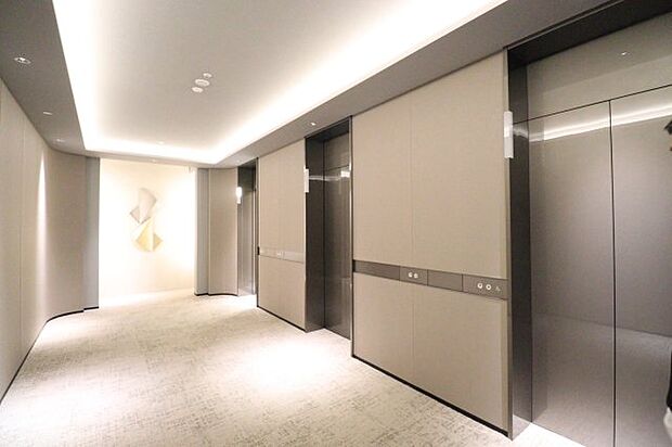 【エレベーターホール】エレガントで美しい内装。エレベーターは、低層階用3基、高層階用3基の計6基！